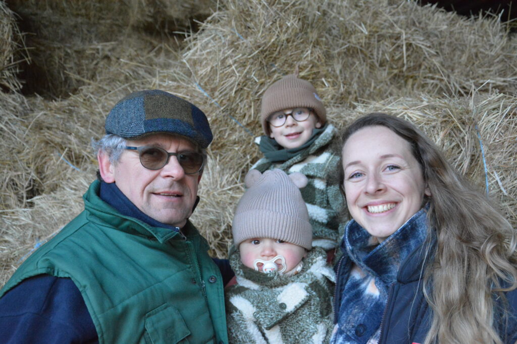 Vente à la ferme, 4ème génération, Production raisonnée, alimentation animale, de qualité dans l'Oise. Foin, Paille, Farines, pommes de terre et, Sapins de Noël.